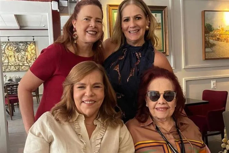 Márcia Peixoto recebe os parabéns em sessão sopro de velinhas surpresa