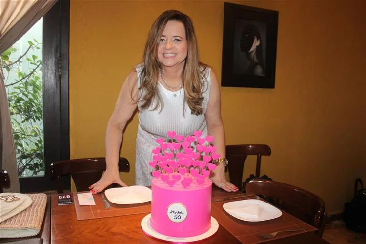 Mychele Sampaio celebra entrada nas cinco décadas em badalado almoço