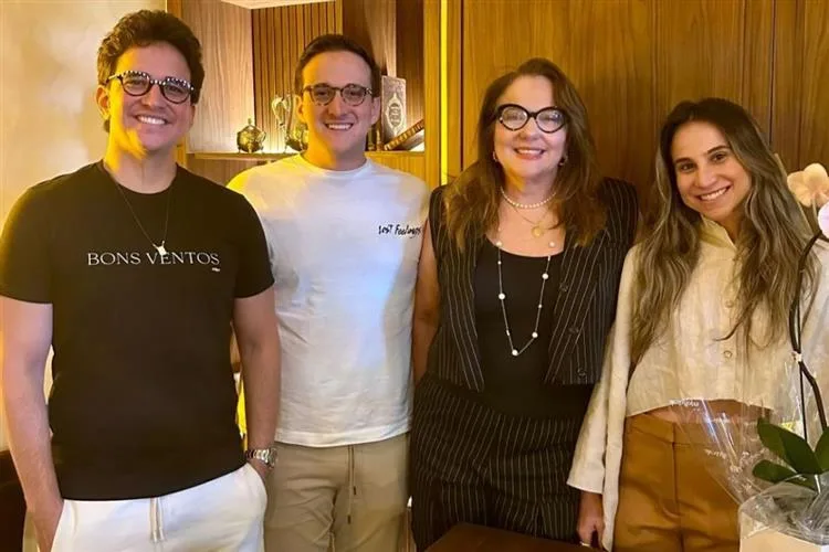 Luiziane Cavalcante recebe o carinho da família em troca de idade
