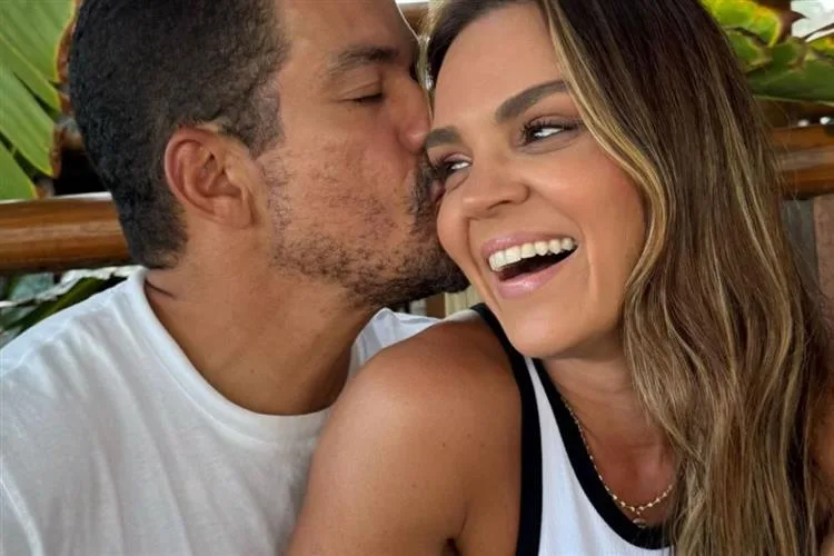 Katarine e Kaká Queirós em clima de muito romance em Fernando de Noronha