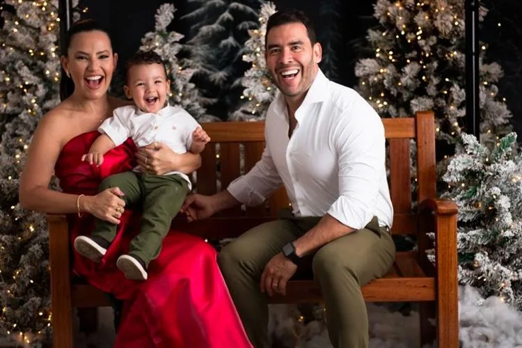 Luciana Ribeiro e Thiago Camelo causam frisson em ensaio natalino com o filho, Lael