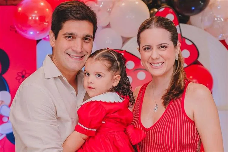 Bia Gradvohl e Wagner Teixeira festejam os dois anos da filha Luiza com tema Minnie