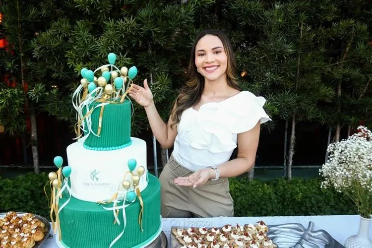 Érika Santos celebra um ano de sucesso do seu consultório