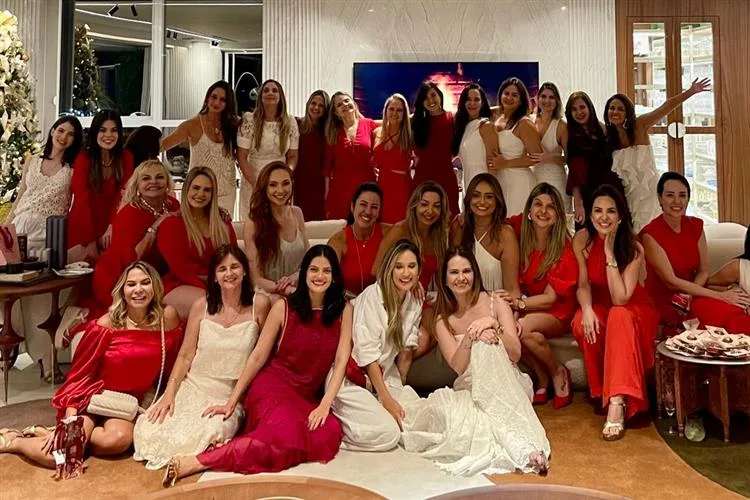 Elise Gradvhol reúne grupo de amigas em celebração natalina