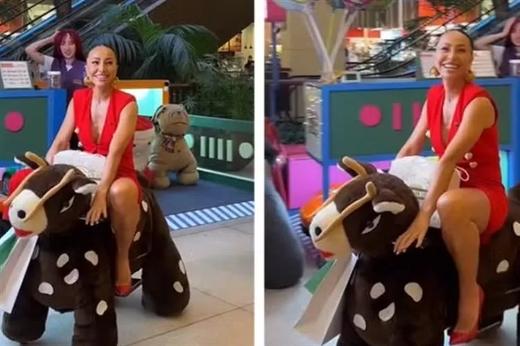 Sabrina Sato se diverte em carrinho de pelúcia em shopping