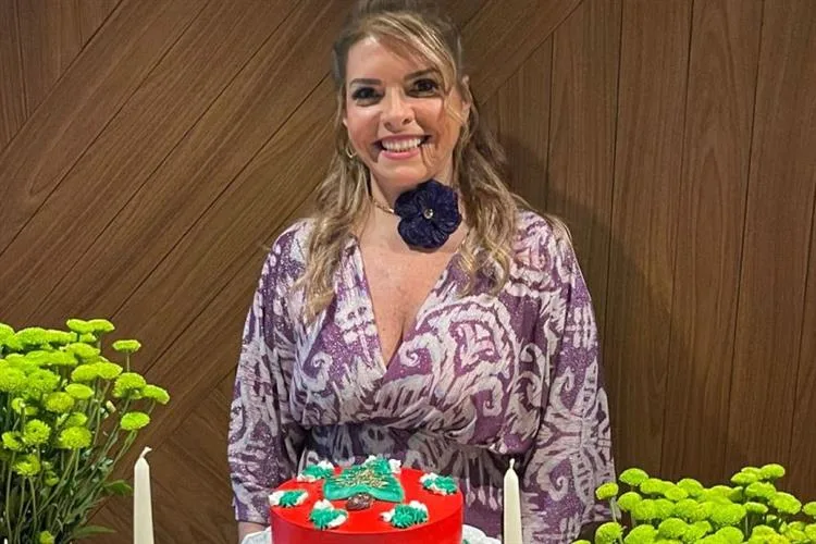Silvinha Carneiro comemora aniversário em sessão sopro de velinhas