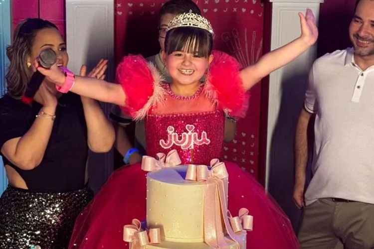 Juju Teófilo comemora aniversário com muito brilho e frisson
