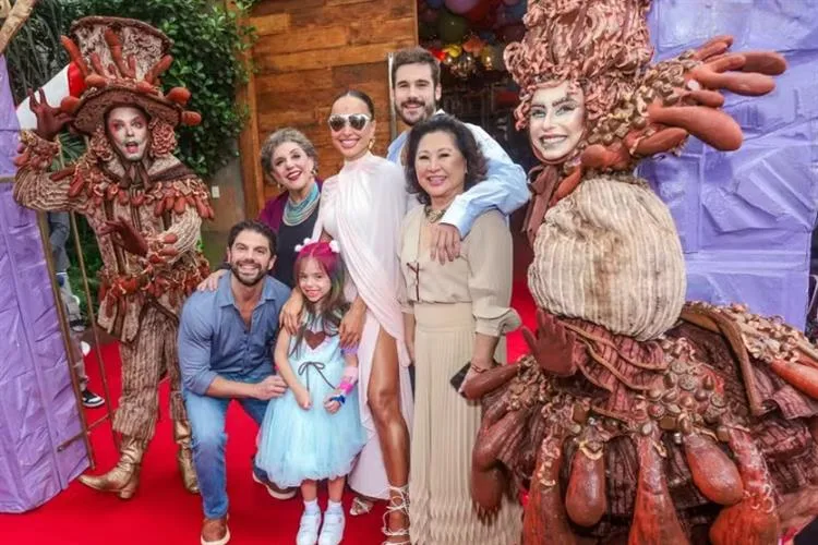Sabrina Sato comenta uso de óculos escuros e revela acidente com a filha Zoe no aniversário de 6 ano