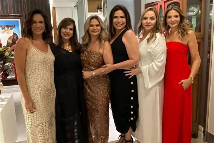 Andrea Rios reúne animada turma de amigas em brinde natalino