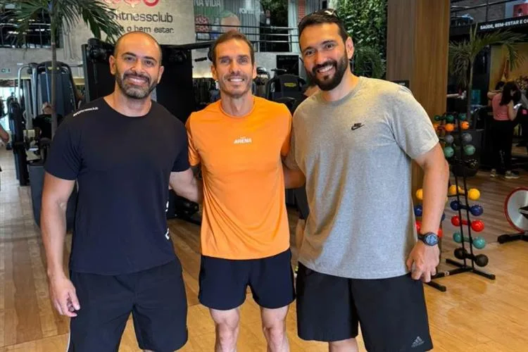 Recém-chegado a Fortaleza, Paulo Andrade acompanha treino do atleta Flávio Furtado