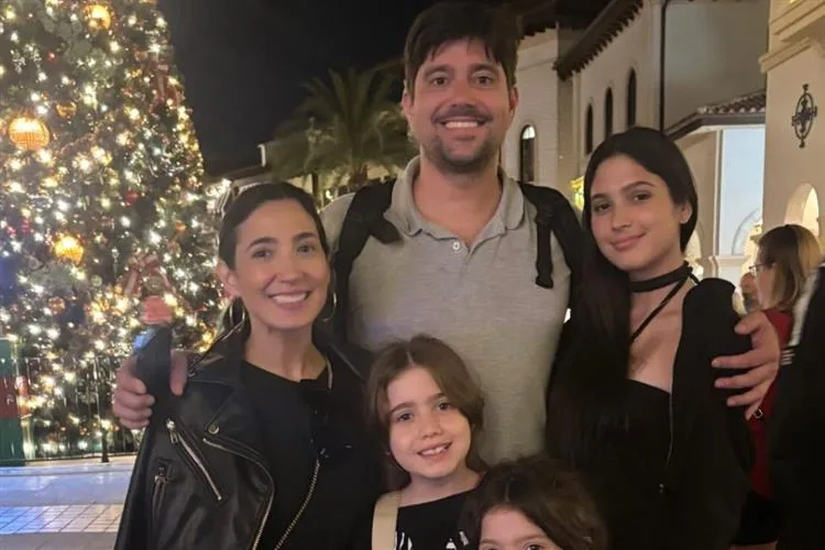 Renata Cavalcante e Leonardo Marinho em temporada de diversão com os herdeiros na Disney