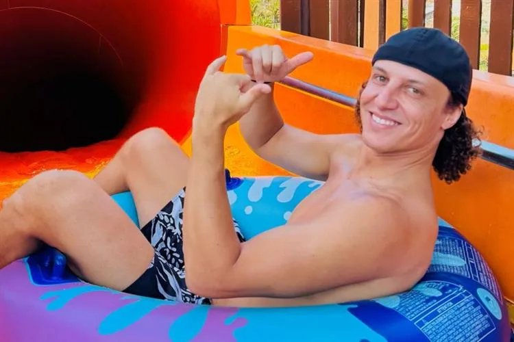 David Luiz aproveita dia de diversão com a família no Beach Park