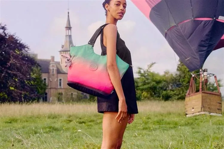 Kipling apresenta coleção inspirada em Wicked