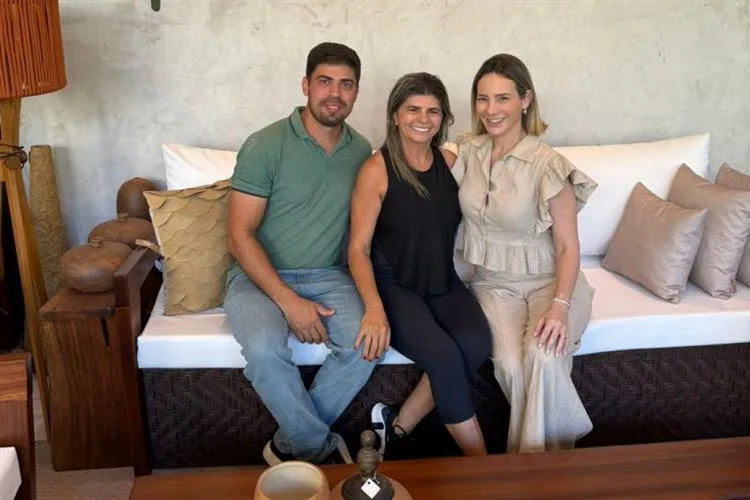Gaída Dias celebra sucesso do Espaço Veraneio ao lado dos proprietários, Maria José e James