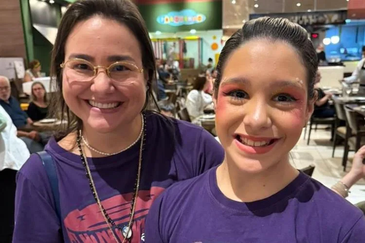 Mayara Silva prestigia a apresentação da filha, Maria Eduarda, em festival de dança