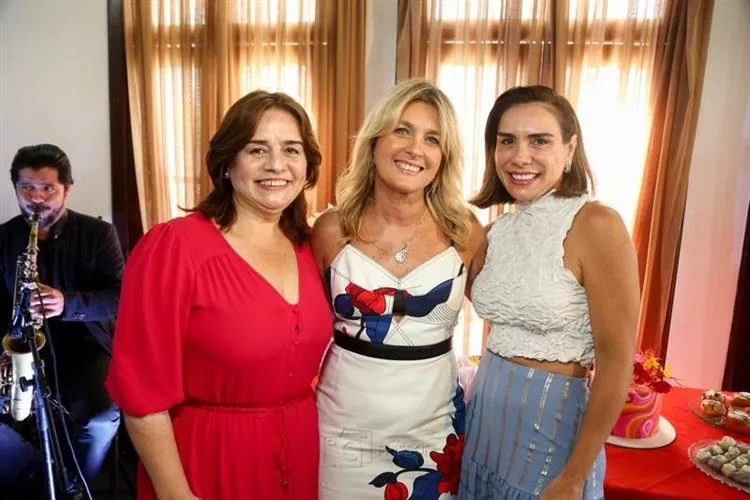 Monique Barreira festeja aniversário ladeada por amigas