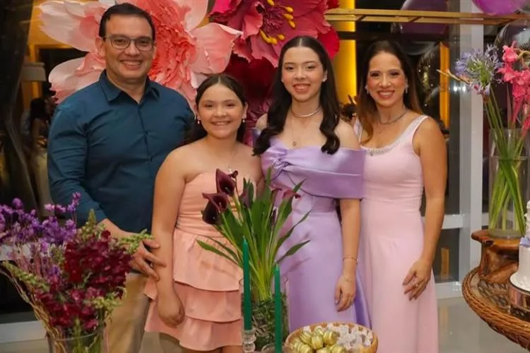 Ana Caroline Dantas e Leandro Dias celebram os 15 anos da filha Ana Beatriz