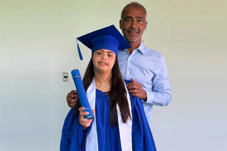 Ex-jogador Romário parabeniza filha Ivy, que se formou no ensino médio