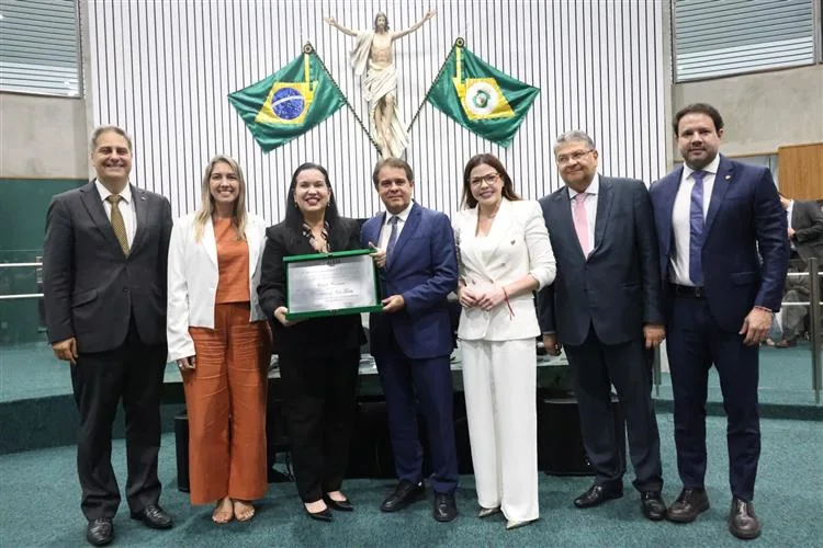 Alece concede Título de Cidadã Cearense à Christiane Leitão e homenageia mulheres advogadas