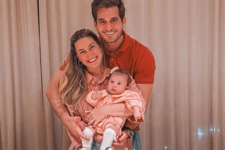 Bruna Magalhães e Ravi Macedo festejam os quatro meses da filha, Helena