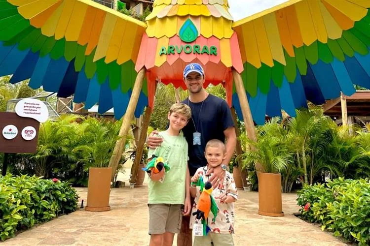 Felipe Simas aproveita viagem com os filhos ao Beach Park e visita Parque Arvorar