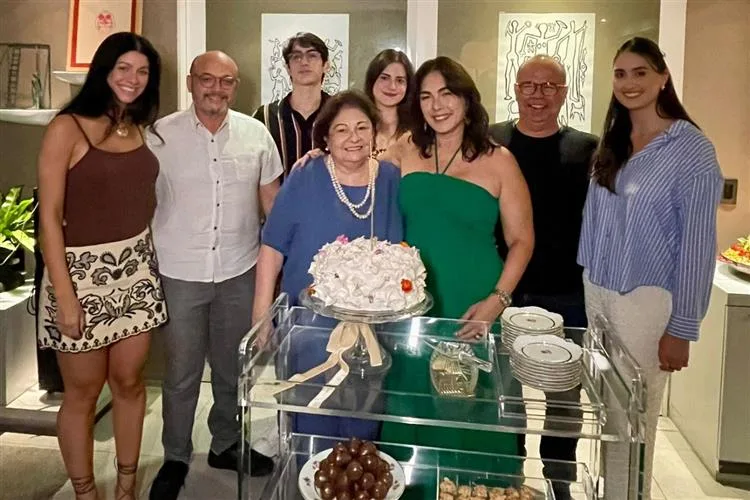 Izabela Fiúza celebra b-day em comemoração intimista