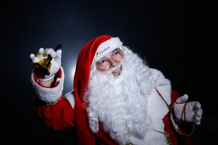 Papai Noel dos Correios presenteia 370 mil crianças de todo o país