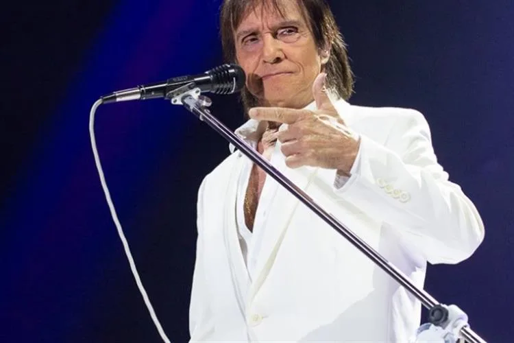 Roberto Carlos perde a paciência, grita e ameaça parar show em Recife