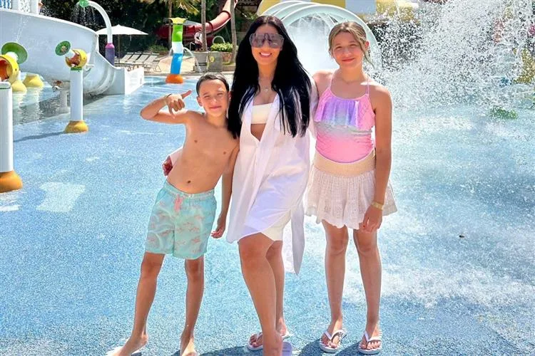 Simaria se diverte com os filhos no Beach Park