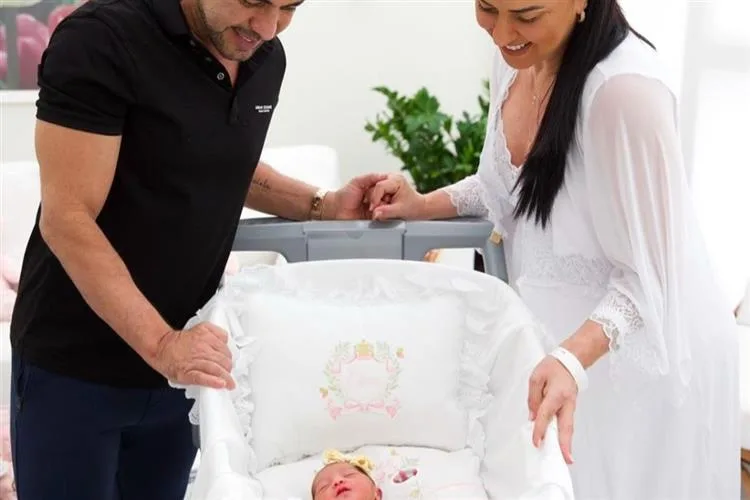 Zezé di Camargo e Graciele Lacerda postam as primeiras fotos oficiais da filha Clara