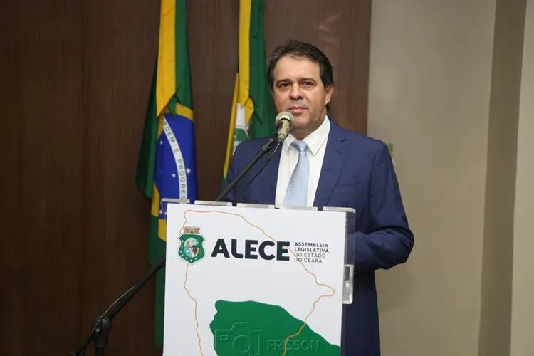 Evandro Leitão renuncia ao cargo de deputado estadual para assumir a Prefeitura de Fortaleza.