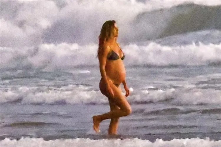 De biquíni, Gisele Bündchen exibe barrigão de gravidez na Costa Rica