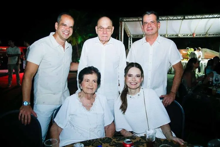 Durval Lelys e Pedro Sampaio agitam Réveillon 2025 do Marina Park Hotel