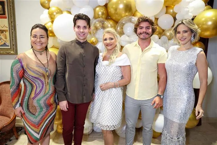 Família Dias celebra a chegada de 2025 em animada festa