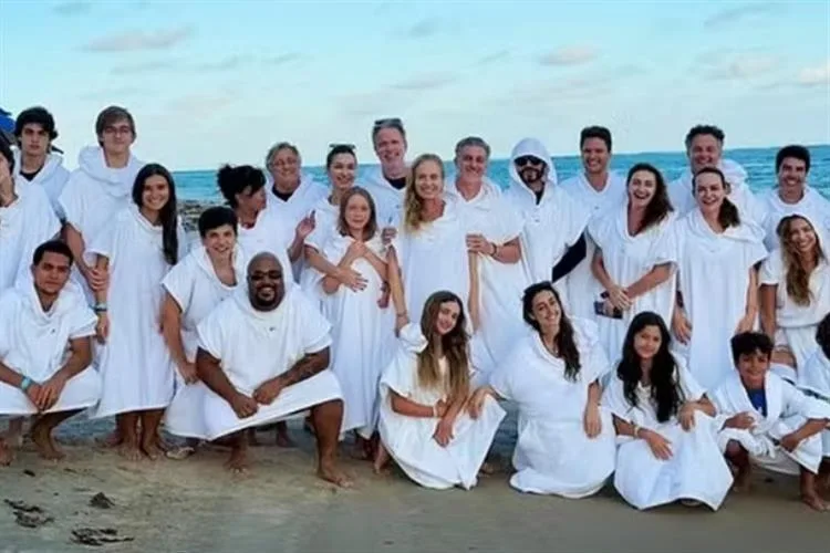 Angélica e Luciano Huck festejam 2025 com padre Fábio de Melo, Grazi Massafera e amigos