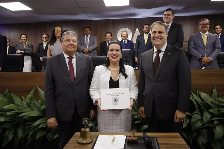 Christiane Leitão é empossada e se torna primeira mulher a presidir a OAB-CE