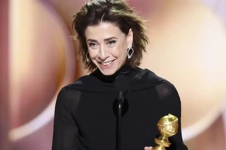 Fernanda Torres vence o prêmio de melhor atriz de drama no Globo de Ouro 2025