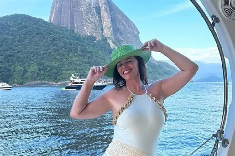 Aos 60 anos, Luma de Oliveira pede help após engordar nas festas de final de ano