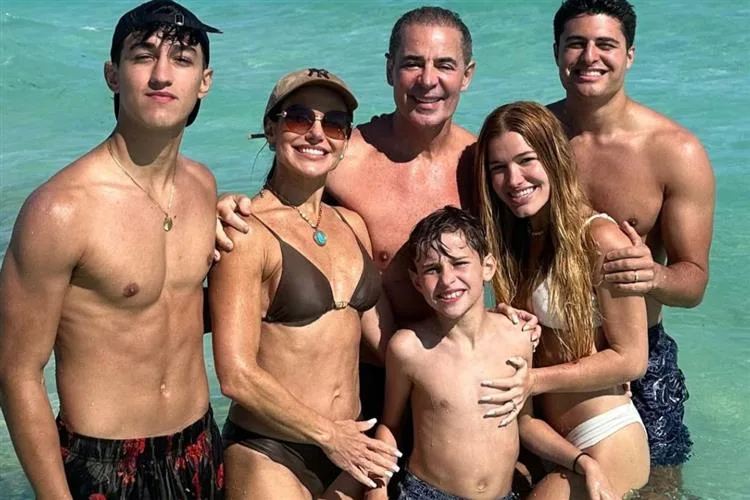 Camila e Paulo Vieira desembarcam com toda a família nas Ilhas Turcas e Caicos