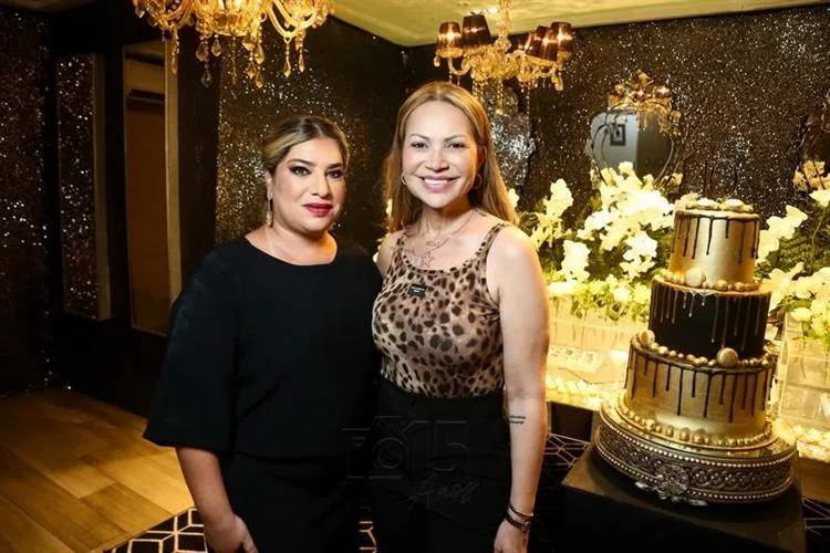 Manu Romcy é surpreendida com animada festa de aniversário no Palatium Lounge