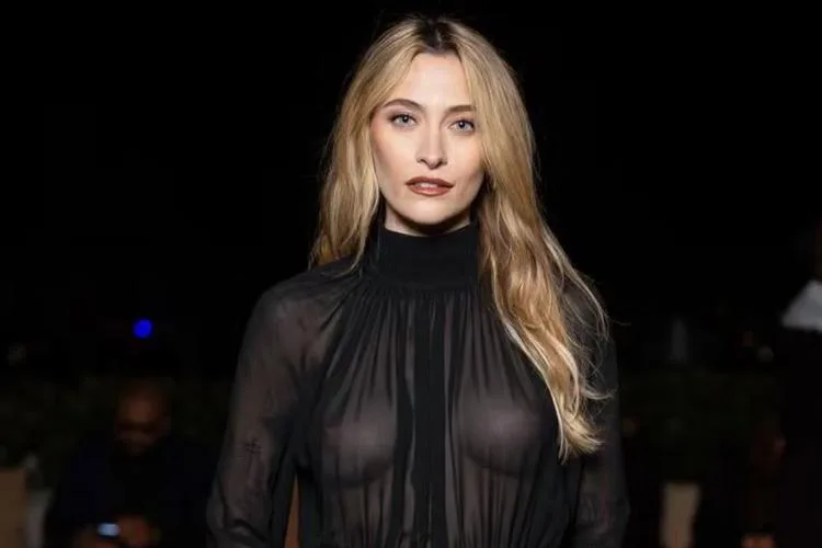 Paris, filha de Michael Jackson, rouba a cena com look transparente em festa pós-Globo de Ouro