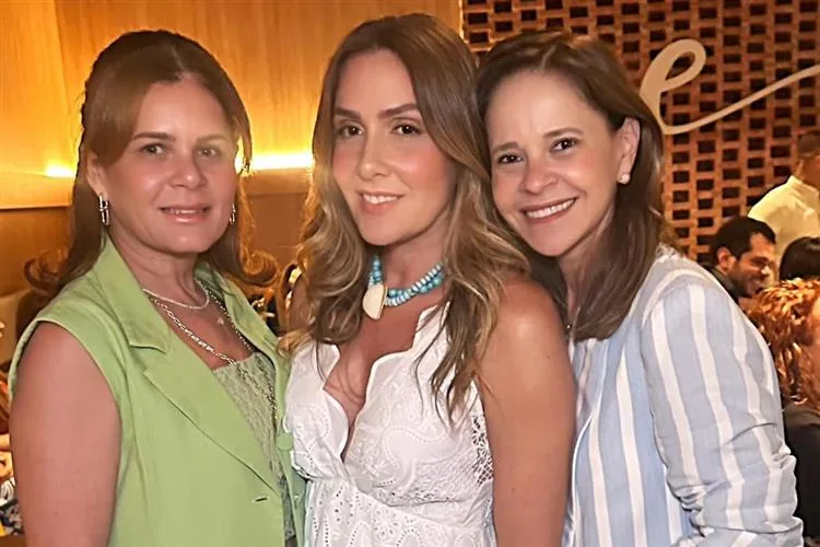 Renata Oliveira recebe os parabéns de grupo de amigas
