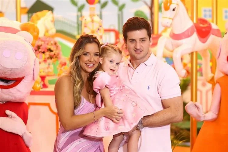Fernanda Levy e Omar Macedo assopram as duas velinhas da filha Maria no Playville Buffet