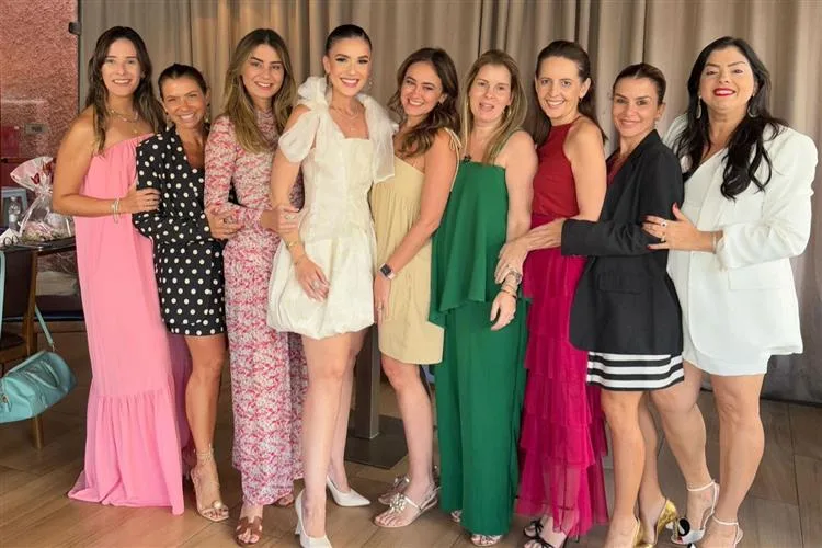 Giuliana Botelho comemora aniversário com grupo de amigas