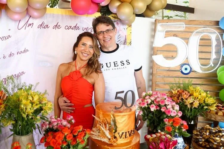 Geórgia Catunda celebra 5.0 com animado sunset tropical