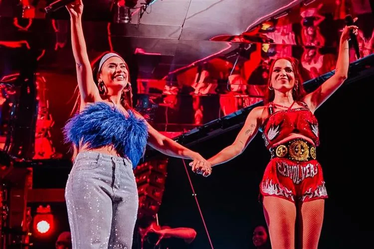 "Ensaios da Anitta": Cantora causa frisson em Fortaleza