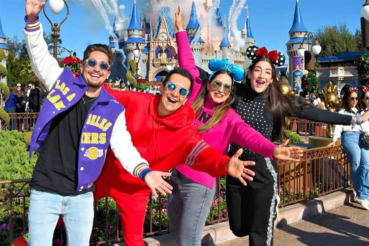 Cantor Regis Danese segue em temporada de diversão com a família em Orlando