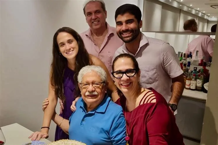 Paulo Elpídio Menezes celebra 89 anos com a família