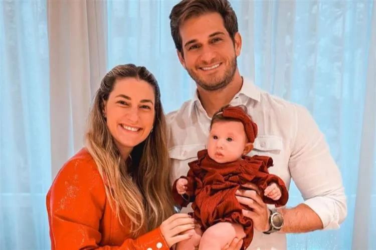 Bruna Magalhães e Ravi Macedo reúnem familiares para celebrar o quinto mesversário da filha Helena