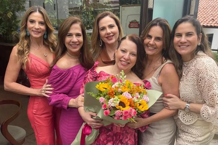 Anazelia Gadelha reúne grupo de amigas para celebrar mais uma primavera